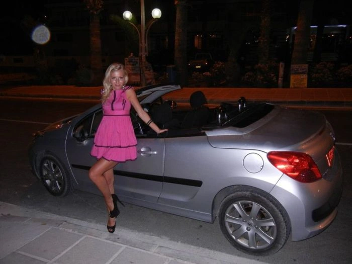 Гарні дівчата фотографуються в авто (92 фото) – фото 76