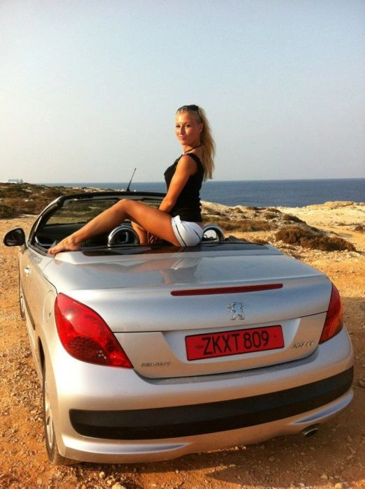 Гарні дівчата фотографуються в авто (92 фото) – фото 77