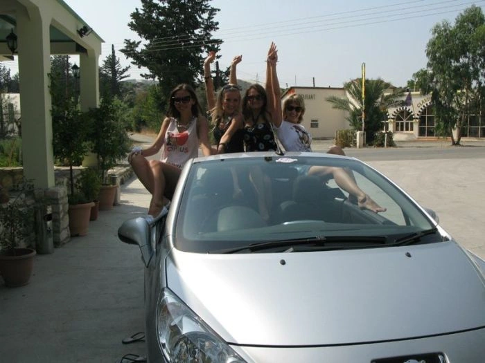 Гарні дівчата фотографуються в авто (92 фото) – фото 78