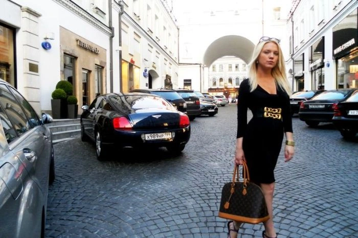 Гарні дівчата фотографуються в авто (92 фото) – фото 80