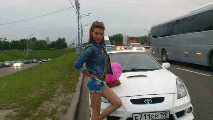 Гарні дівчата фотографуються в авто (92 фото) – фото 82