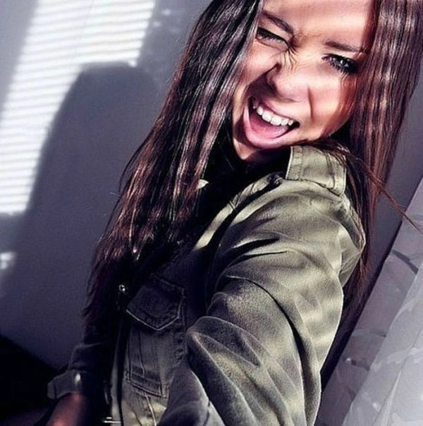 Дівчата підморгують (43 фото) – фото 12