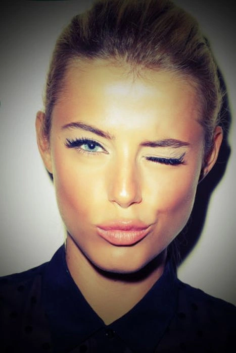 Дівчата підморгують (43 фото) – фото 42