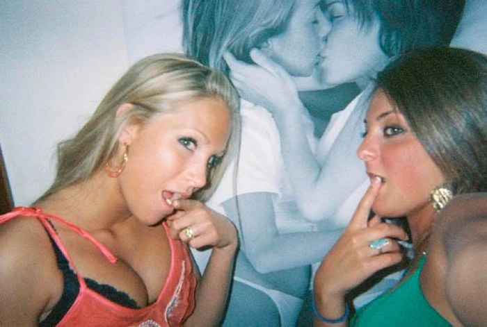 П'яні дівчата розважаються в туалеті (88 фото) – фото 2