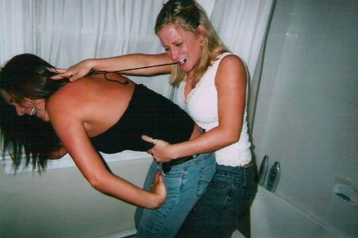 П'яні дівчата розважаються в туалеті (88 фото) – фото 3
