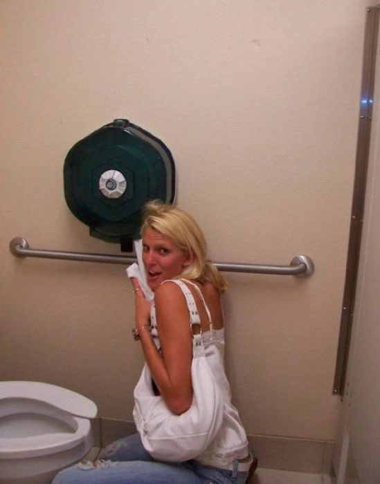 П'яні дівчата розважаються в туалеті (88 фото) – фото 6