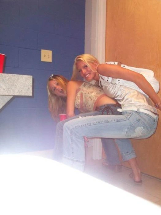 П'яні дівчата розважаються в туалеті (88 фото) – фото 7