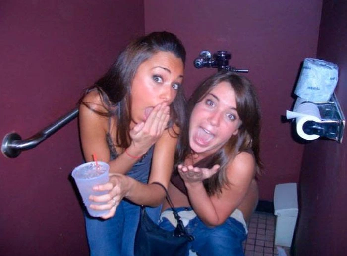 П'яні дівчата розважаються в туалеті (88 фото) – фото 9