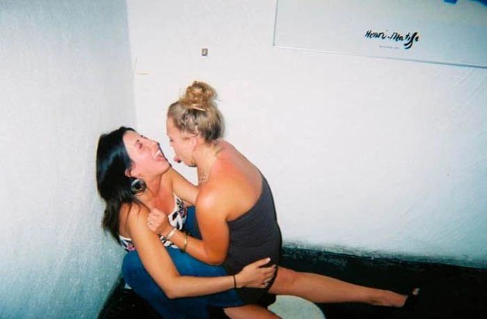 П'яні дівчата розважаються в туалеті (88 фото) – фото 16