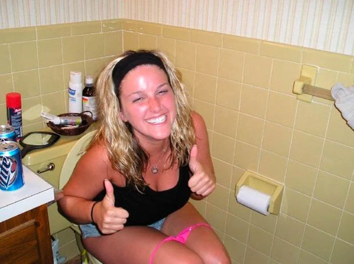 П'яні дівчата розважаються в туалеті (88 фото) – фото 17