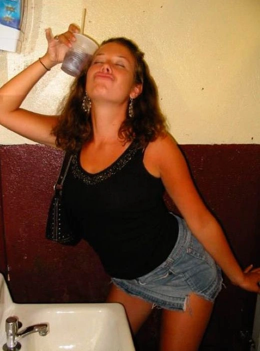 П'яні дівчата розважаються в туалеті (88 фото) – фото 18