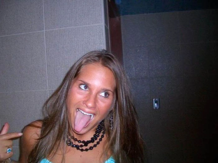 П'яні дівчата розважаються в туалеті (88 фото) – фото 19