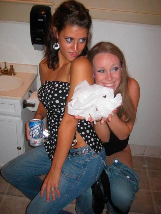 П'яні дівчата розважаються в туалеті (88 фото) – фото 20