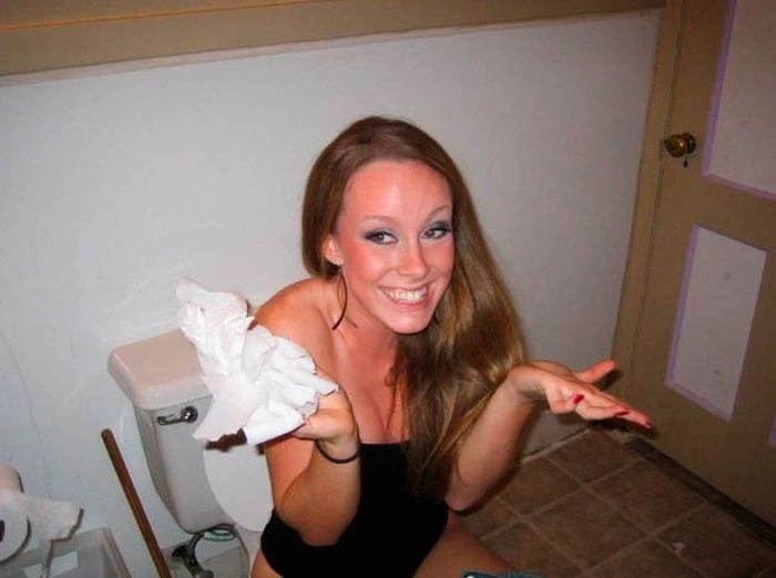 П'яні дівчата розважаються в туалеті (88 фото) – фото 21