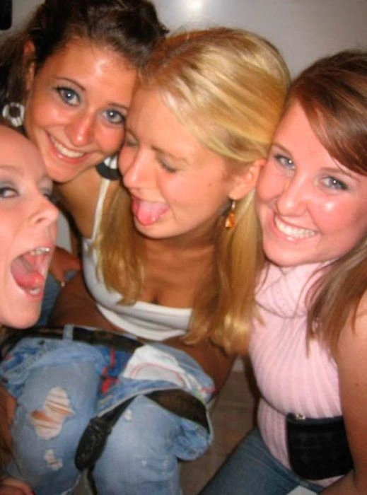 П'яні дівчата розважаються в туалеті (88 фото) – фото 22