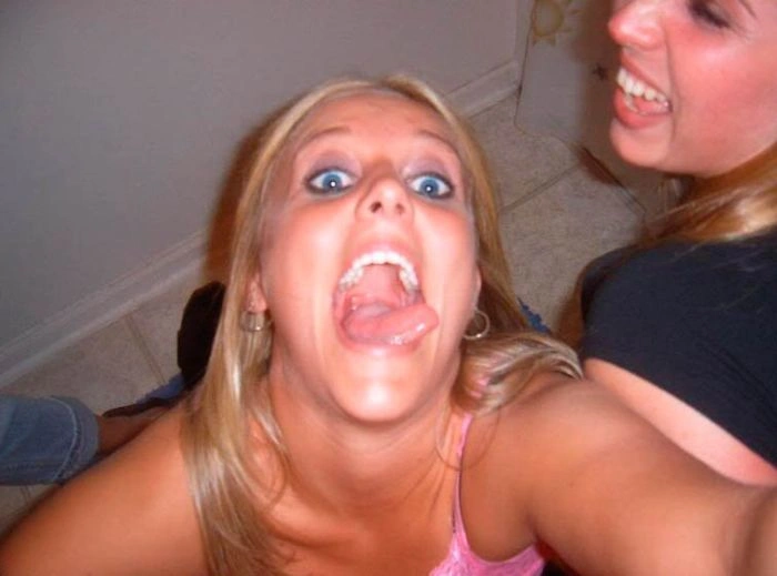 П'яні дівчата розважаються в туалеті (88 фото) – фото 23