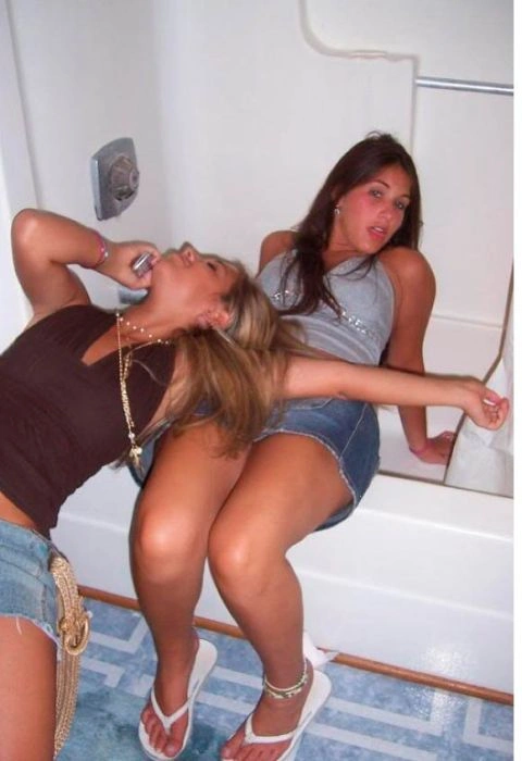 П'яні дівчата розважаються в туалеті (88 фото) – фото 26