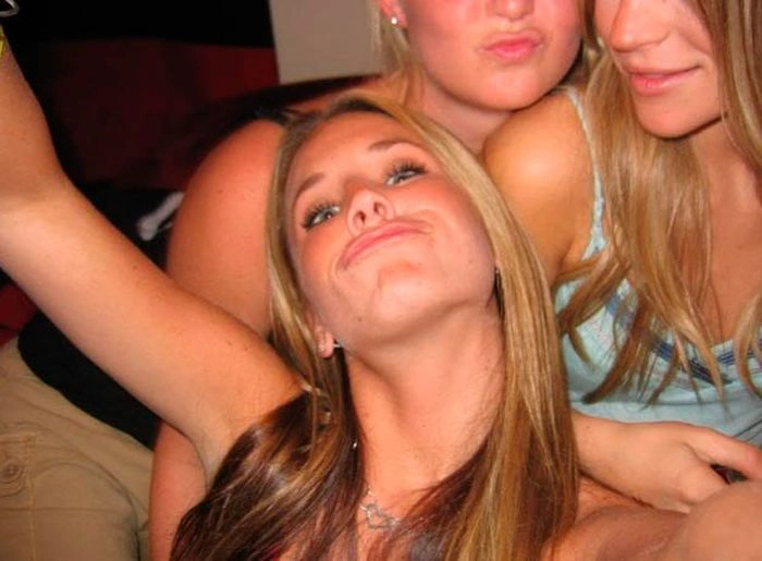 П'яні дівчата розважаються в туалеті (88 фото) – фото 28