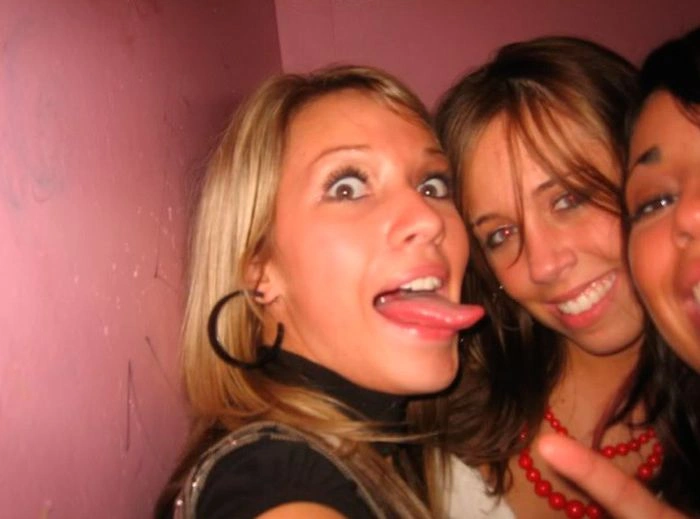 П'яні дівчата розважаються в туалеті (88 фото) – фото 33