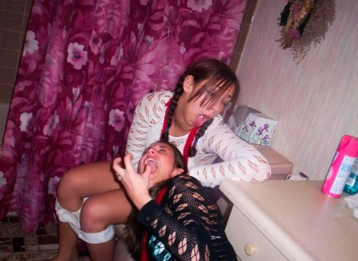 П'яні дівчата розважаються в туалеті (88 фото) – фото 37