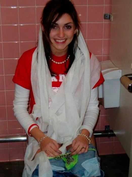 П'яні дівчата розважаються в туалеті (88 фото) – фото 39