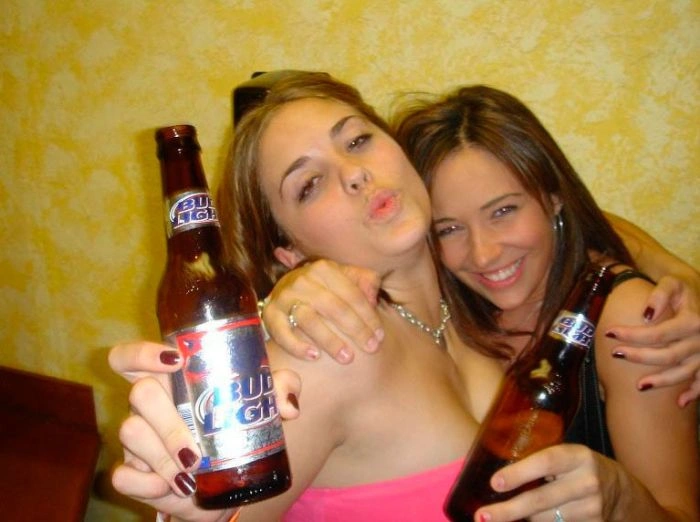 П'яні дівчата розважаються в туалеті (88 фото) – фото 43