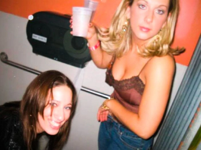 П'яні дівчата розважаються в туалеті (88 фото) – фото 45