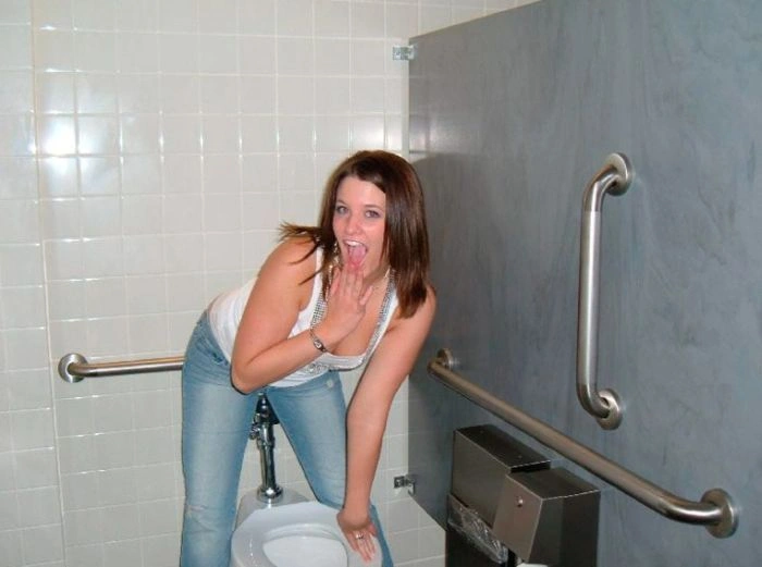 П'яні дівчата розважаються в туалеті (88 фото) – фото 46