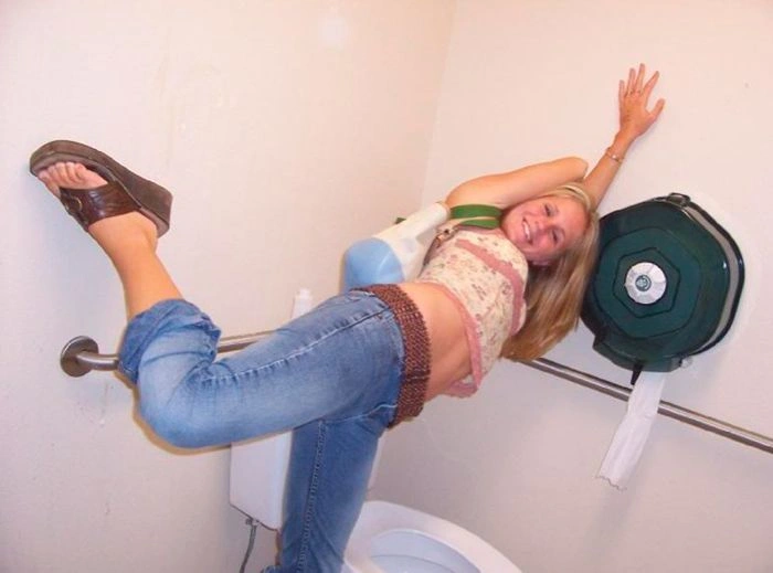 П'яні дівчата розважаються в туалеті (88 фото) – фото 49