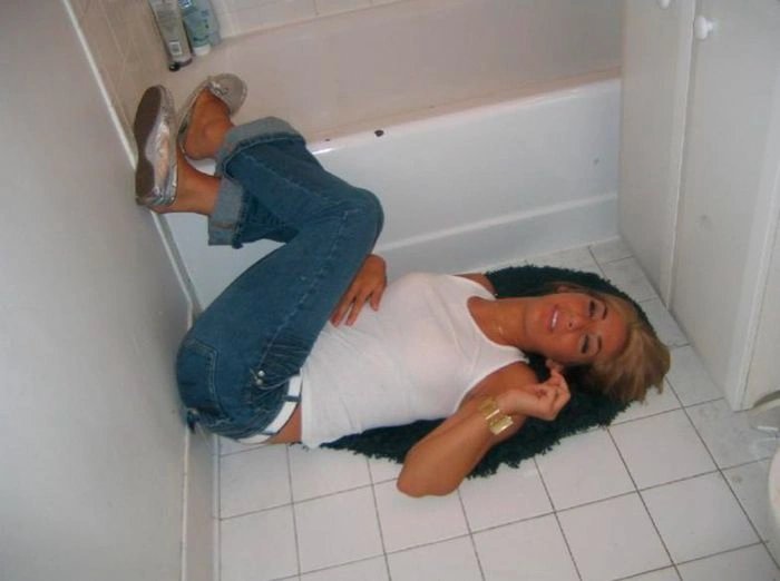 П'яні дівчата розважаються в туалеті (88 фото) – фото 50