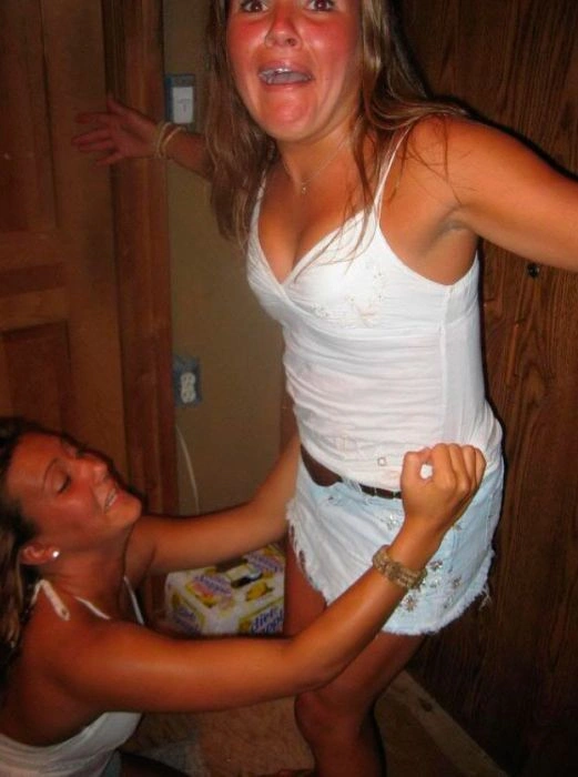 П'яні дівчата розважаються в туалеті (88 фото) – фото 58