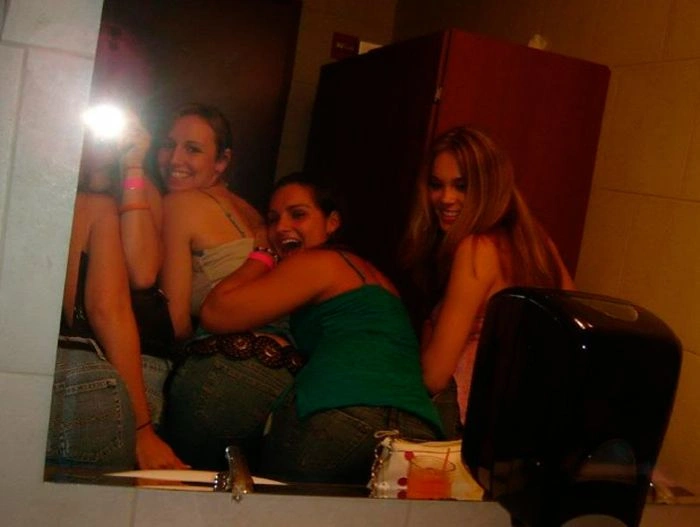 П'яні дівчата розважаються в туалеті (88 фото) – фото 60