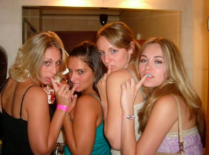 П'яні дівчата розважаються в туалеті (88 фото) – фото 61