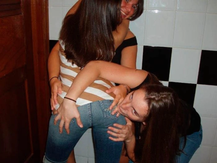 П'яні дівчата розважаються в туалеті (88 фото) – фото 73