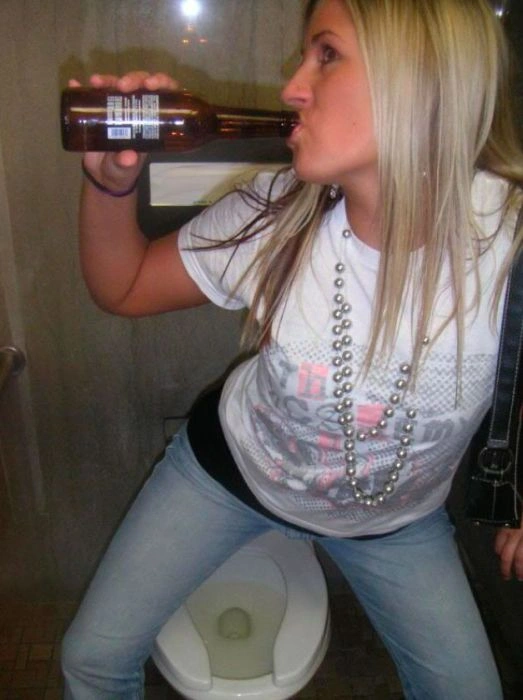 П'яні дівчата розважаються в туалеті (88 фото) – фото 76