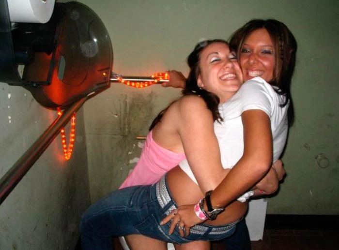 П'яні дівчата розважаються в туалеті (88 фото) – фото 84