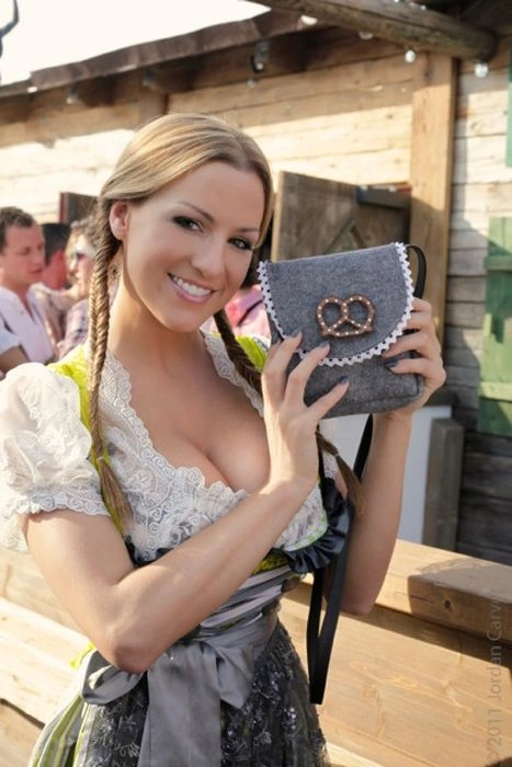 Джордана Карвер відвідала Октоберфест у відвертому наряді (38 фото) – фото 2