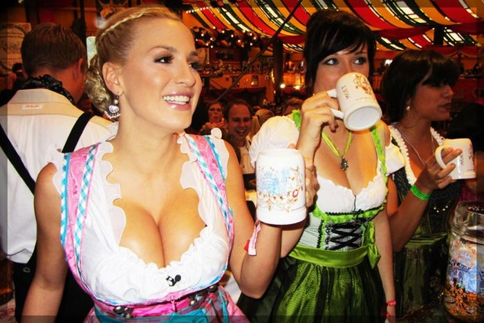 Джордана Карвер відвідала Октоберфест у відвертому наряді (38 фото) – фото 7