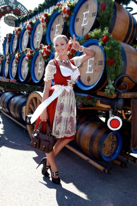 Джордана Карвер відвідала Октоберфест у відвертому наряді (38 фото) – фото 17