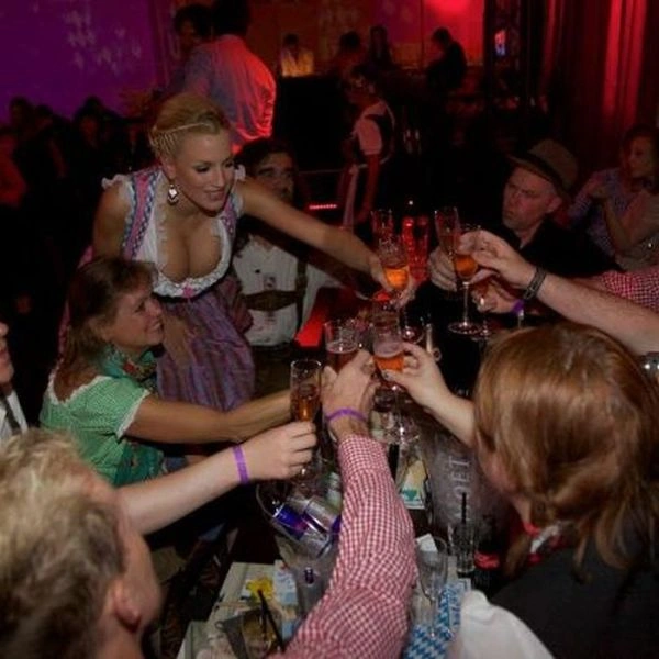 Джордана Карвер відвідала Октоберфест у відвертому наряді (38 фото) – фото 26