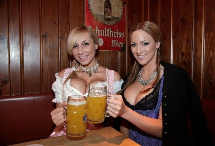 Джордана Карвер відвідала Октоберфест у відвертому наряді (38 фото) – фото 27