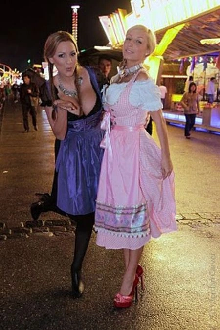 Джордана Карвер відвідала Октоберфест у відвертому наряді (38 фото) – фото 30