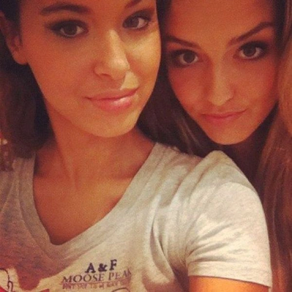 Дівчата фотографують своє відображення (40 фото) – фото 5