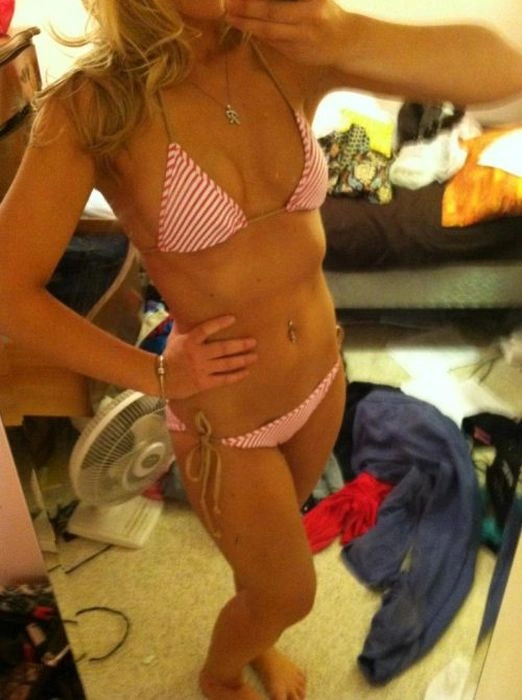 Дівчата фотографують своє відображення (40 фото) – фото 8