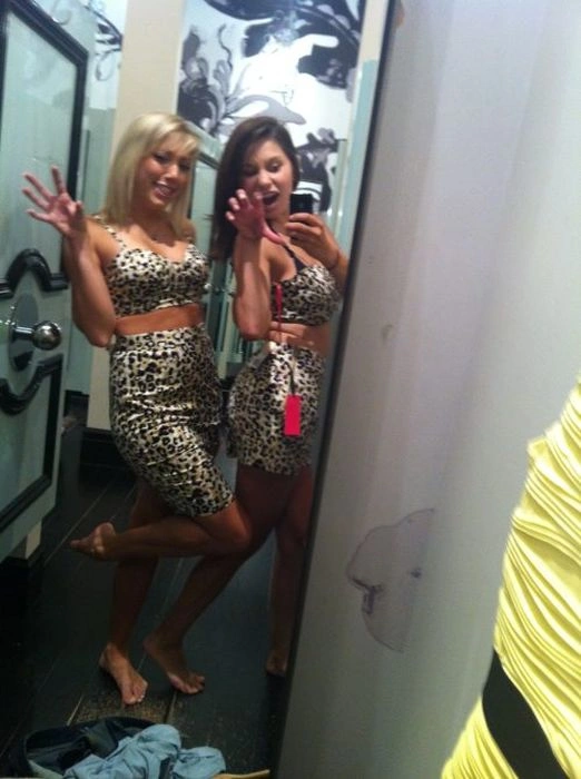 Дівчата фотографують своє відображення (40 фото) – фото 14