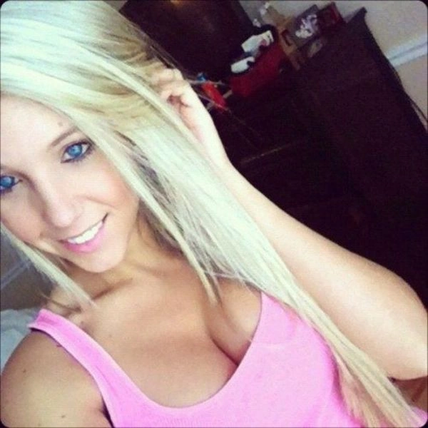 Дівчата фотографують своє відображення (40 фото) – фото 17