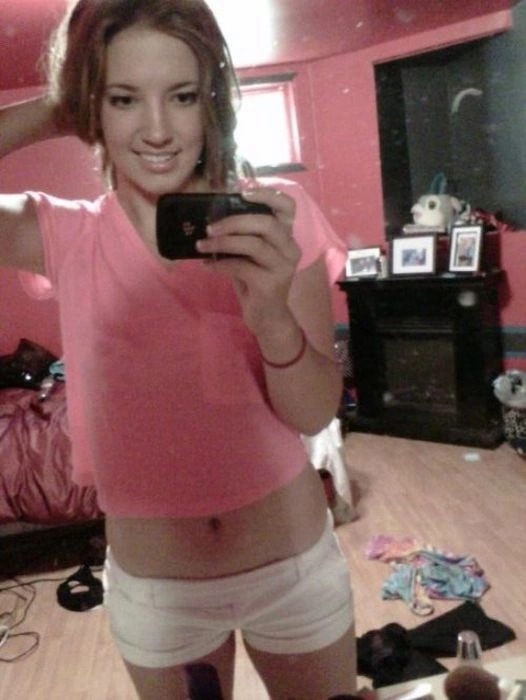 Дівчата фотографують своє відображення (40 фото) – фото 21