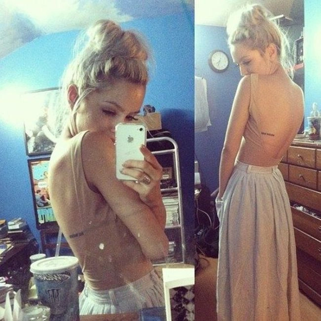 Дівчата фотографують своє відображення (40 фото) – фото 23