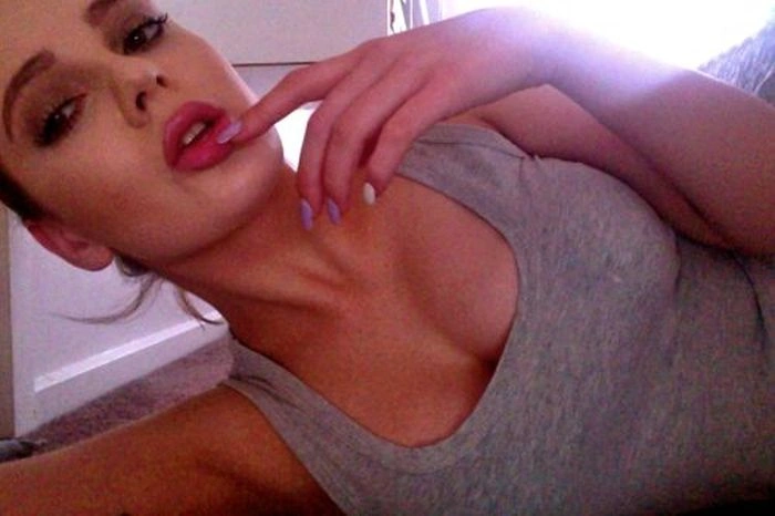 Дівчата фотографують своє відображення (40 фото) – фото 28