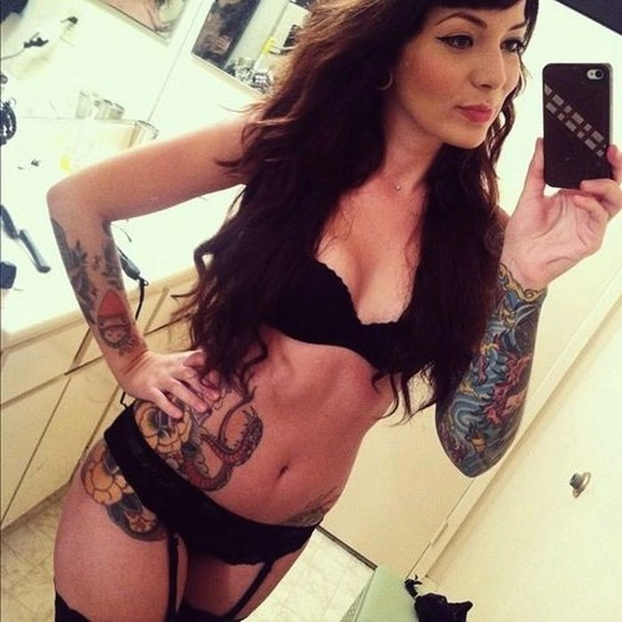 Дівчата фотографують своє відображення (40 фото) – фото 29